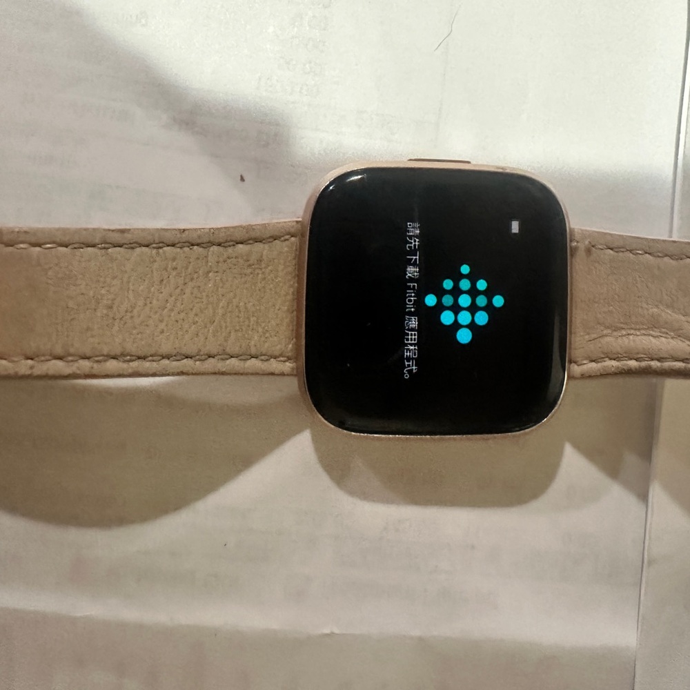 Fitbit Versa 2 4mb Smartwatch with light pink Leather Strap - Picture 4 of 10